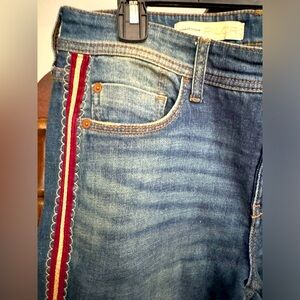 Anthropologie Pilcro & the Letterpress embellished jeans
Size 28 slim boyfriend